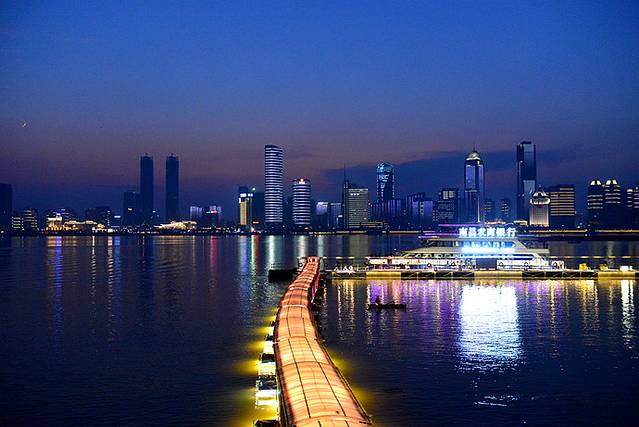 流光溢彩映英雄城 南昌燈光秀，一場現代與歷史的視覺交響